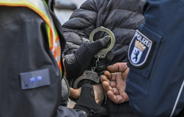 Polizisten legen einem Mann bei einer Verkehrskontrolle der Berliner Polizeiakademie mit dem Schwerpunkt Alkohol und Drogen im Straßenverkehr Handschellen an: Wenn Kriminalität überhand nimmt. picture alliance/dpa | Jens Kalaene