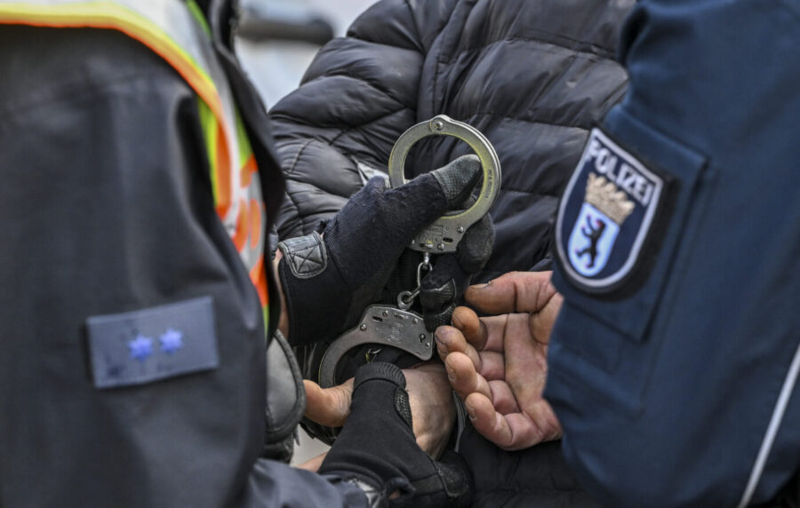 Syrer. Polizisten legen einem Mann bei einer Verkehrskontrolle der Berliner Polizeiakademie mit dem Schwerpunkt Alkohol und Drogen im Straßenverkehr Handschellen an: Wenn Kriminalität überhand nimmt. picture alliance/dpa | Jens Kalaene