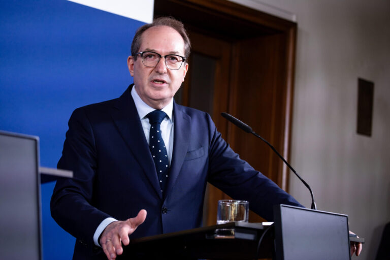 Bundesinnenminister Alexander Dobrindt (CSU): Selbst in seinem eigenen Ressort gab es Widerstände gegen die Streichung der Förderung. (Themenbild)