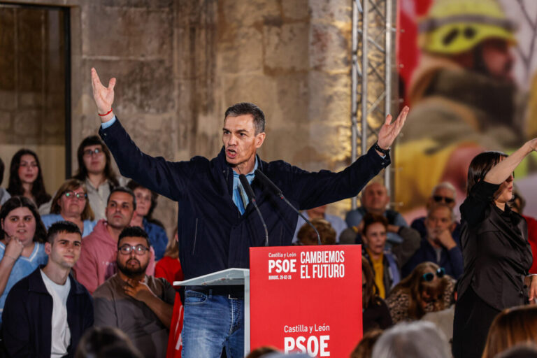 Spaniens sozialistischer Ministerpräsident Pedro Sánchez im Wahlkampfmodus, da fehlen Attacken gegen US-Präsident Donald Trump nicht.
