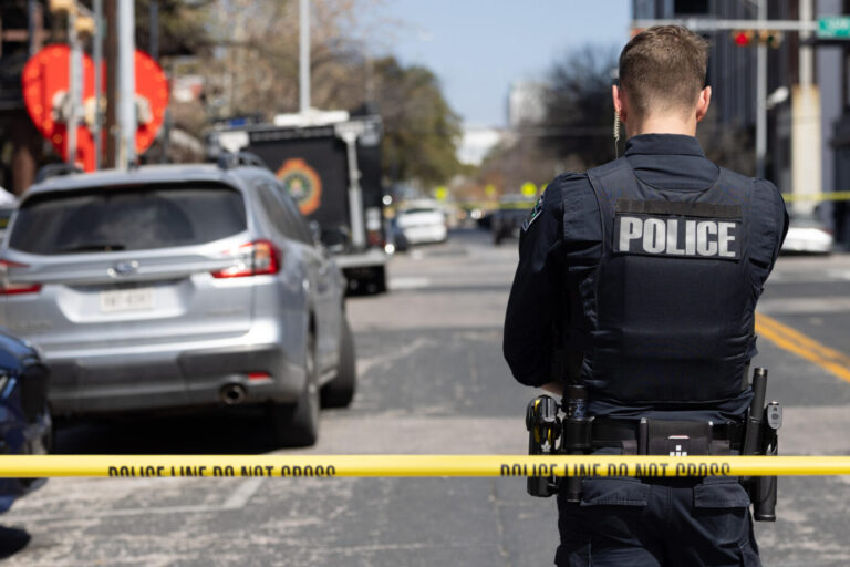 Iran. Vor einer Bar im US-Bundesstaat Texas eröffnet ein mehrfach vorbestrafter Mann aus dem Senegal das Feuer auf Passanten. Ermittler prüfen einen terroristischen Hintergrund. Foto: picture alliance / NurPhoto | Stephanie Tacy