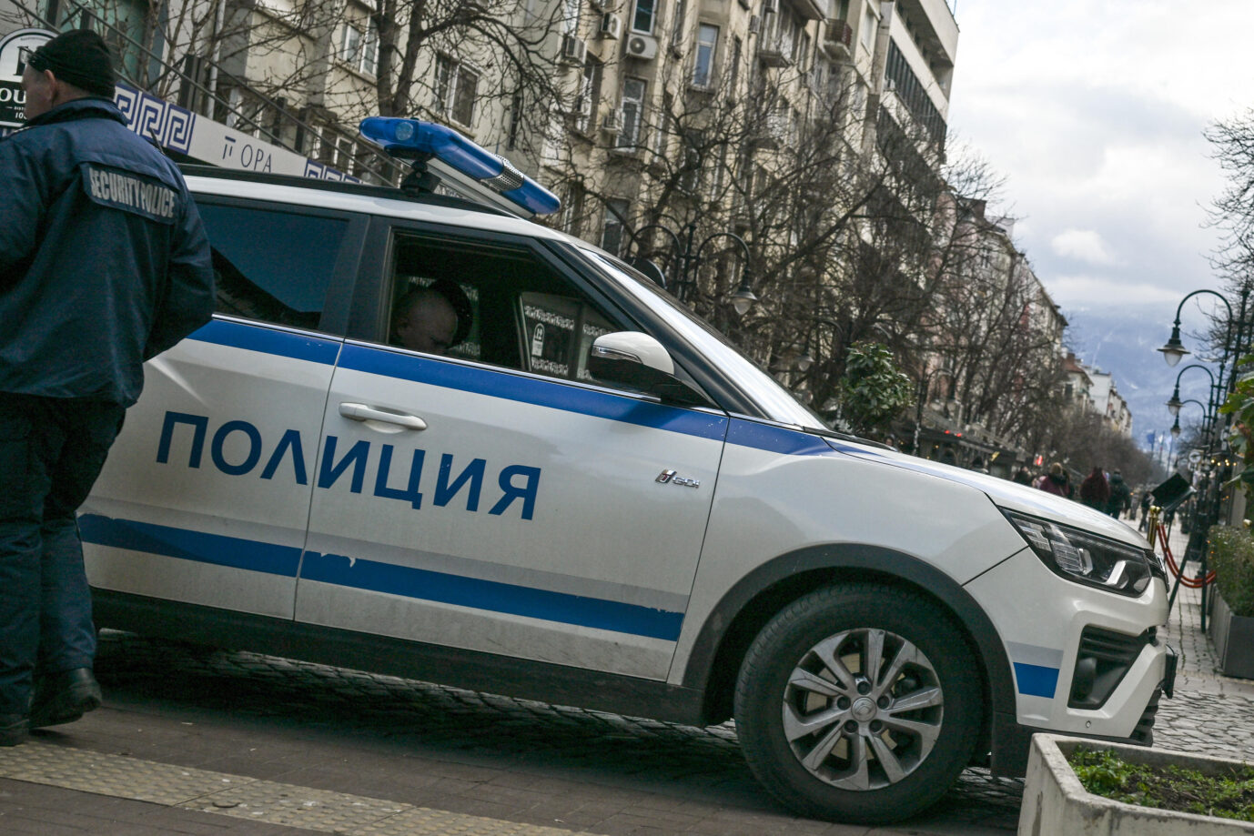 Das Bild zeigt ein Polizeiauto in Sofia. Eine Bulgarin soll vier Deutsche aus deutschenfeindlichen Motiven heraus mit einem Messer angegriffen und verletzt haben.