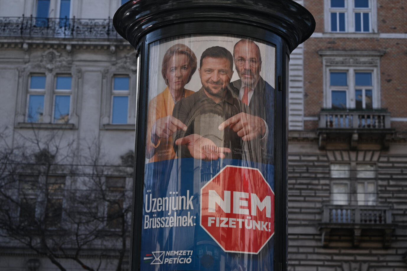 Im Wahlkampf mobilisiert Ungarns Regierung unter Ministerpräsident Viktor Orbán gegen Brüssel und die Ukraine gleichzeitig mit solchen Plakaten.