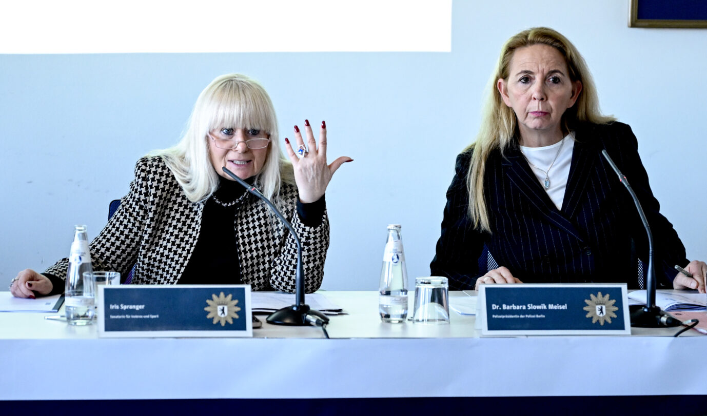 Reisten Anfang des Jahres in die USA um den Super Bowl live zu erleben: Iris Spranger (SPD,l), Berliner Innensenatorin, und Polizeipräsidentin Barbara Slowik Meisel. Foto: picture alliance/dpa | Britta Pedersen