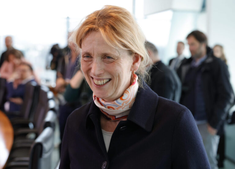Bundesfamilienministerin Karin Prien (CDU): „Das Verhältnis von Mitteleinsatz und Ergebnis stimmt nicht.“ Es geht um das Programm Demokratie leben. (Themenbild)