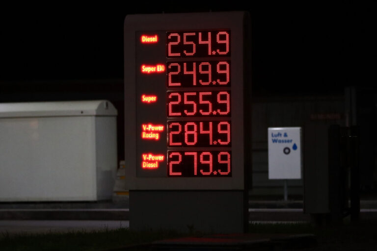 05.03.2026, Wirtschaft v.l. Symbolfoto, Symbolbild Logo Schriftzug Shell Tankstelle A6 Benzinpreise Dieselpreise. Der Ölpreis steigt.