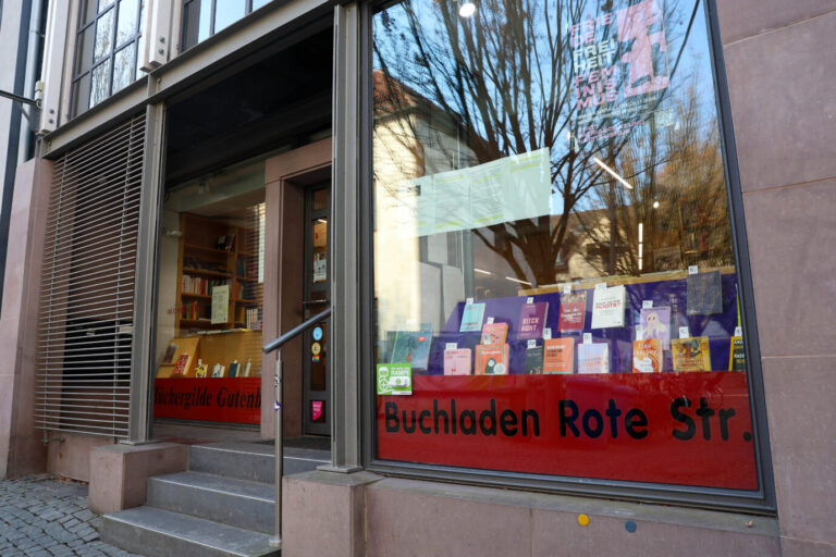 Schaufenster und Eingang des Buchladens Rote Straße in Göttingen mit ausgestellten Büchern. Der Stadtrat der Stadt hat sich mit der Buchhandlung solidarisiert, nachdem sie von der Liste für den Deutschen Buchhandlungspreis gestrichen worden war. Buchladen Rote Straße in Göttingen: Der Stadtrat der Universitätsstadt hat sich mit der Buchhandlung solidarisiert. Foto: picture alliance/dpa | Stefan Rampfel
