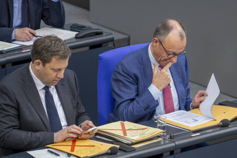 Finanzminister Lars Klingbeil und Bundeskanzler Friedrich Merz denken darüber nach, den Mehrwertsteuersatz anzuheben.