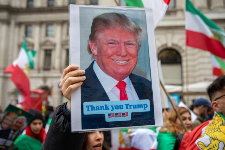 Ein Porträt des US-Präsidenten Donald Trump bei einer Solidaritätsdemo für die iranische Opposition in London: Einige sehen im Irankrieg eine Chance zum Umsturz der Islamisten. (Themenbild)