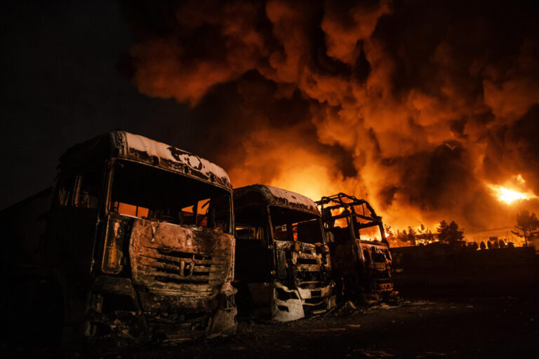 Die Angriffe auf Öl-Depots in Teheran schicken schockierende Bilder um die Welt. Die Börsen reagieren mit einem Sinkflug. Foto: picture alliance / Anadolu | Hassan Ghaedi