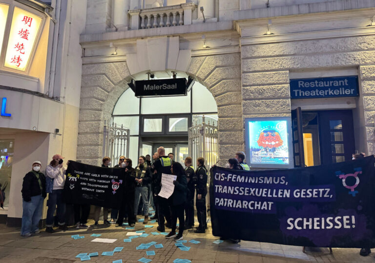 Mehrere Demonstranten protestieren am Weltfrauentag vor dem Malersaal des Schauspielhauses gegen den Auftritt von Feministin Alice Schwarzer. Foto: picture alliance/dpa | Christiane Bosch