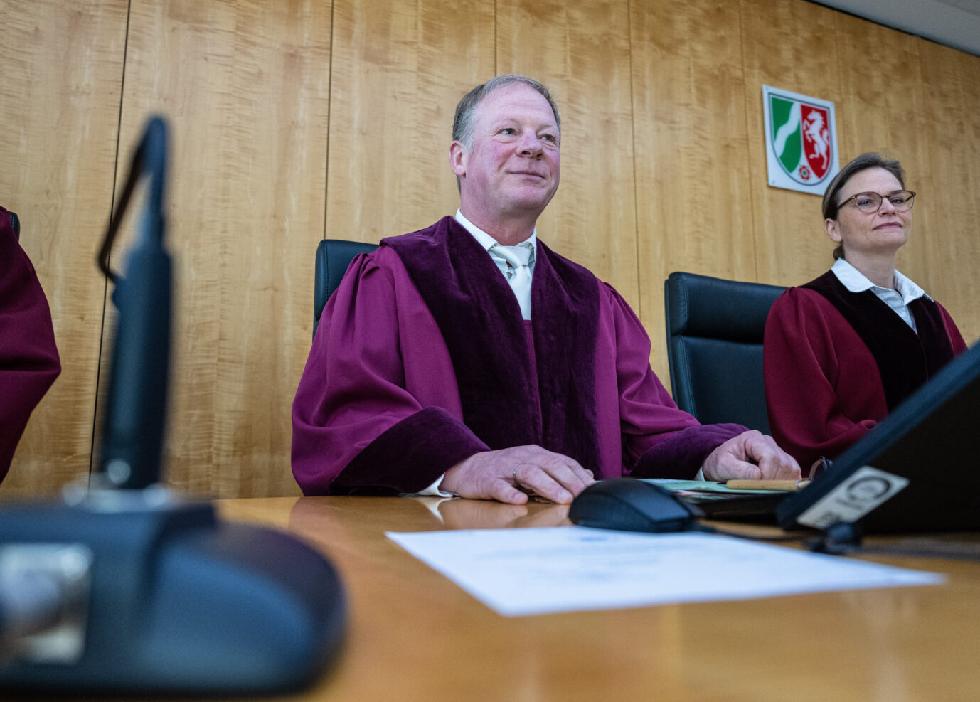 Carsten Günther, Präsident des Oberverwaltungsgerichts Nordrhein-Westfalen, sitzt neben Richterin Franziska Dickten im Sitzungssaal des Gerichts in Münster. Das Gericht entschied über den Streit um Bundesmittel für die AfD-nahe Desiderius-Erasmus-Stiftung. Carsten Günther, neuer Präsident des Oberverwaltungsgericht (OVG), und Richterin Franziska Dickten sitzen im Verhandlungssaal des Oberverwaltungsgerichts für das Land Nordrhein-Westfalen in Münster. Das Gericht verhandelt den Streit um Haushaltsmittel des Bundes für die AfD-nahe Desiderius-Erasmus-Stiftung. OVG-Präsident Carsten Günther im Gerichtssaal in Münster: Sein Senat wies die Klage der AfD-nahen Desiderius-Erasmus-Stiftung auf Fördermittel für 2021 ab. Foto: picture alliance/dpa | Guido Kirchner