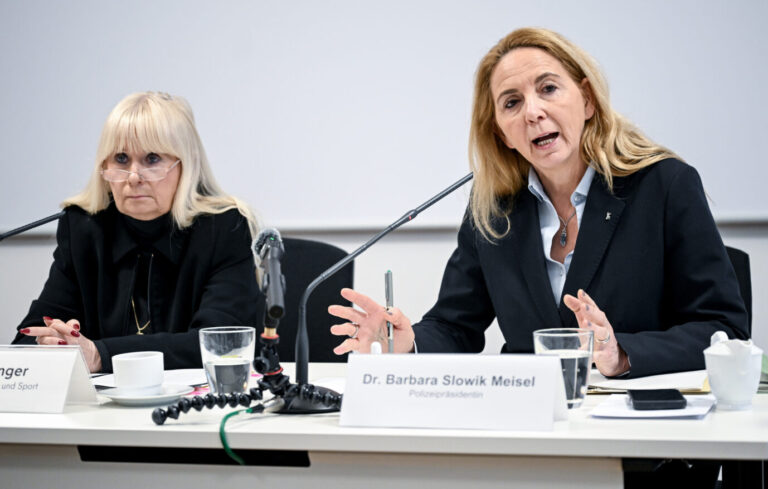 Iris Spranger (SPD, l), Berliner Innensenatorin, und Barbara Slowik Meisel, Berliner Polizeipräsidentin, bei der Vorstellung der Polizeilichen Kriminalstatistik und der Statistik zur politisch motivierten Kriminalität.