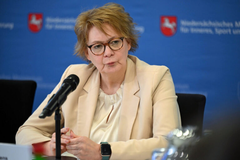 Daniela Behrens (SPD), Innenministerin von Niedersachsen, spricht während der Pressekonferenz zur Vorstellung der polizeilichen Kriminalstatistik für 2025. Messerdelikte sind auf einem Rekordniveau.