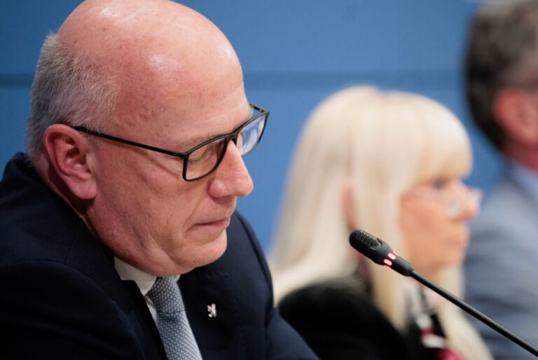 Berlins Regierender Bürgermeister Kai Wegner (CDU) während der für ihn im Fiasko endenden Senatspressekonferenz neben Innensenatorin Iris Spranger (SPD).