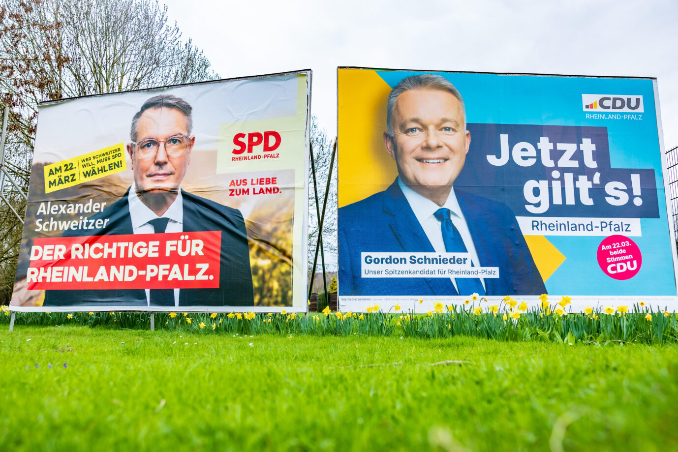 Großflächen-Wahlplakate der SPD mit Ministerpräsident Alexander Schweitzer (links) und der CDU mit Spitzenkandidat Gordon Schnieder (rechts) zur Landtagswahl in Rheinland-Pfalz am 22.03.2026.