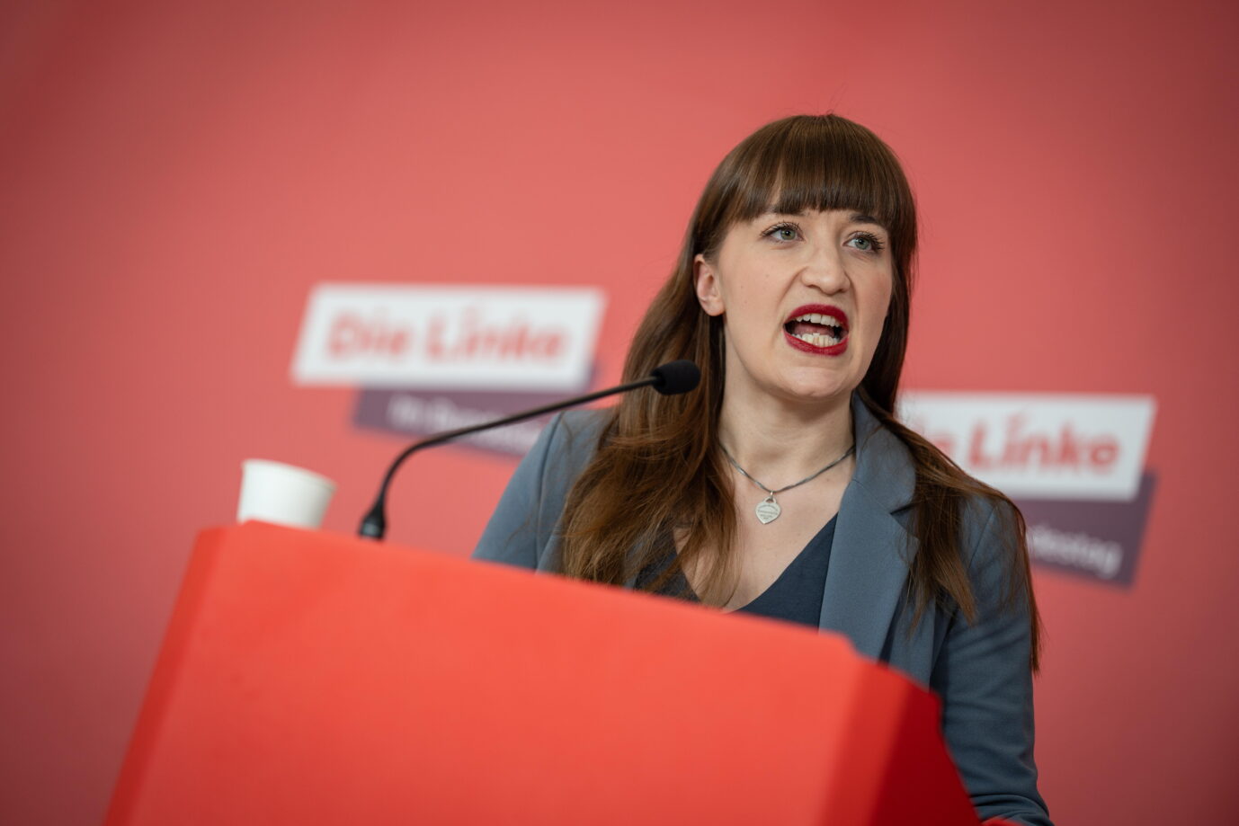 Heidi Reichinnek: Ist stinksaauer, weil Nichtregierungsorganisationen weniger Geld von der Regierung bekommen sollen. Foto: picture alliance / Chris Emil Janßen | Chris Emil Jansse. Demokratie leben.