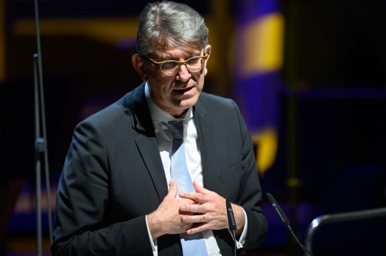 Wolfram Weimer bei seiner von Buh- und Zwischenrufen unterbrochenen Rede im Leipziger Gewandhaus.