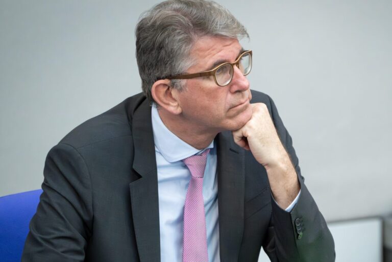 Buchhandlungspreis: Steuergelder für linksextreme Buchläden: Kulturstaatsminister Wolfram Weimer.