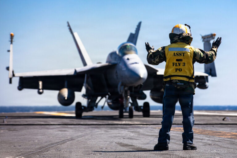 US-Flugzeugträger in internationalen Gewässern. Die Schiffe könnten auch als schwimmende Basis für einen Bodeneinsatz im Iran dienen. Foto: picture alliance / ZUMAPRESS.com | Navy Handout/U.S. Navy