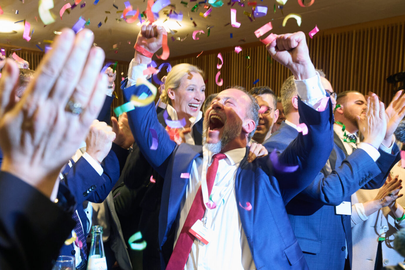 Jan Bollinger (AfD), Spitzenkandidat seiner Partei, jubelt neben Alice Weidel (AfD), Vorsitzende der AfD-Bundestagsfraktion, bei der Wahlparty der AfD. Foto: picture alliance/dpa | Thomas Frey