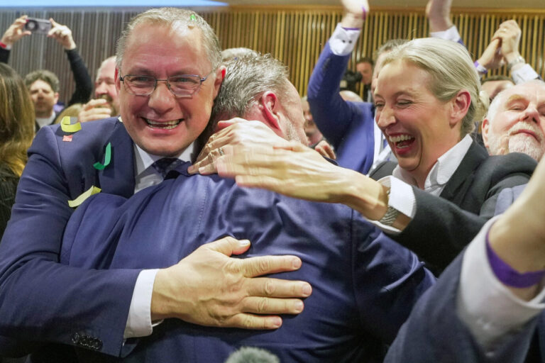 Jan Bollinger (M, AfD), Spitzenkandidat seiner Partei, umarmt Tino Chrupalla (AfD), Vorsitzender der AfD-Bundestagsfraktion, bei der Wahlparty der AfD im Abgeordnetenhaus. Rechts steht Alice Weidel (AfD), Vorsitzende der AfD-Bundestagsfraktion. Am Sonntag hat in Rheinland-Pfalz die Landtagswahl stattgefunden. Brandmauer.