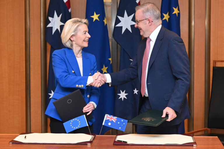 EU-Kommissionspräsidentin Ursula von der Leyen (l.), und Australiens Premierminister Anthony Albanese. Foto: picture alliance / ASSOCIATED PRESS | Lukas Coch