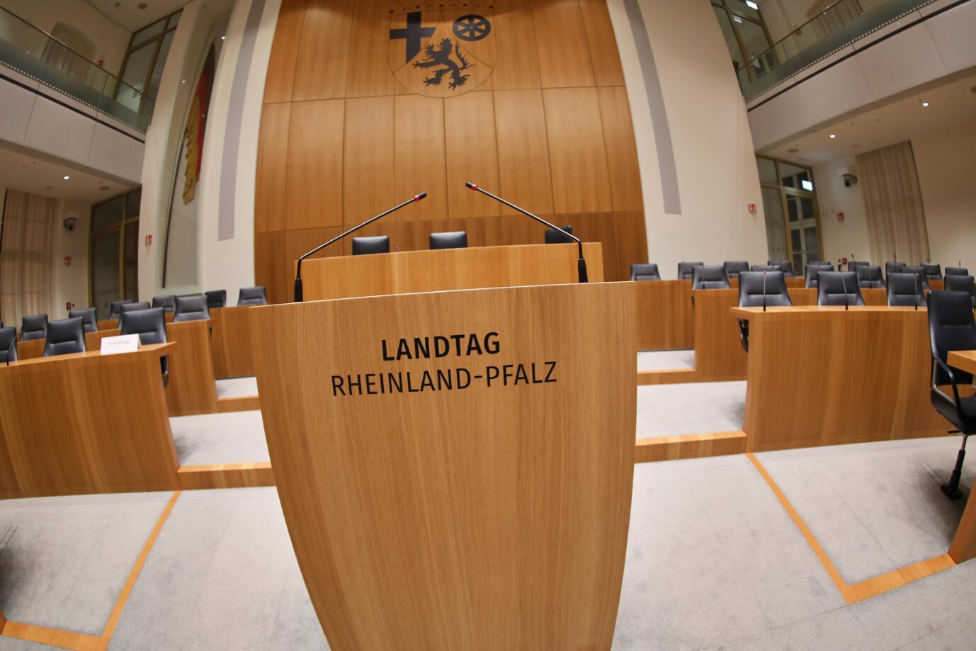 Mainz, Rheinland-Pfalz, Deutschland: Landtag: Landtagswahl 2026: Rednerpult im Plenarsaal am Wahlabend