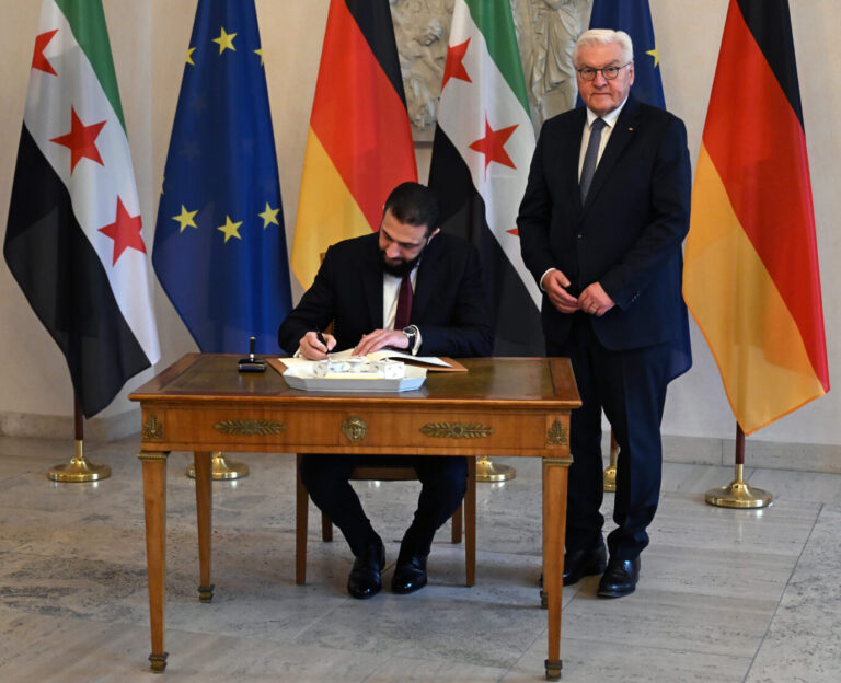 Syriens Übergangspräsident Ahmed al-Scharaa wird von Bundespräsident Frank-Walter Steinmeier im Schloss Bellevue empfangen und trägt sich in das Gästebuch ein: Scharfe Kritik von der Opposition. Foto: picture alliance/dpa | Lilli Förter