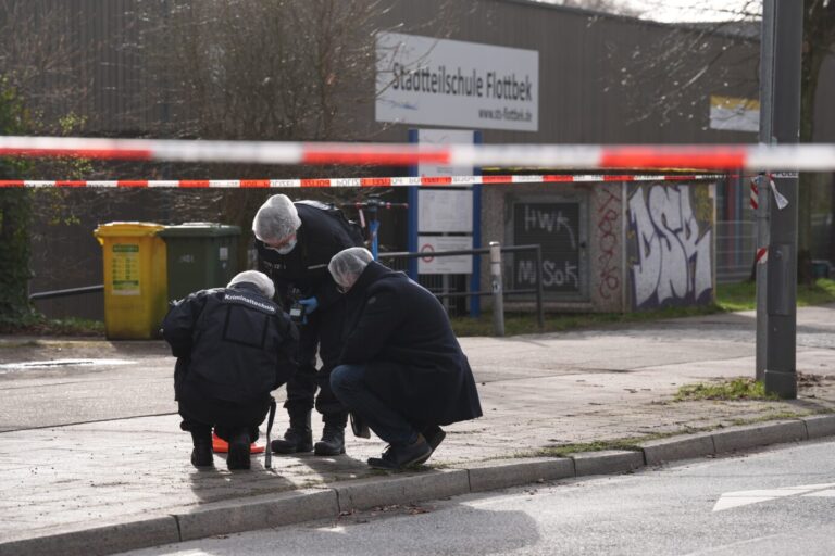 Die Stadtteilschule Flottbek in Hamburg nach dem Messerangriff: Kriminaltechnik sichert die Spuren ab. Ein 15jähriger Syrer und sein Gleichaltriger mit ungeklärter Staatsbürgerschaft wurden im Zusammenhang mit der Attacke festgenommen. (Titelbild)