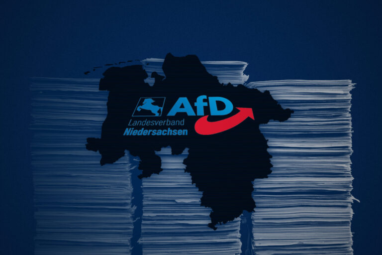 Grafik mit Niedersachsen-Karte und AfD-Logo vor einem Stapel von Aktenordnern, Darstellung des Gutachtens des Verfassungsschutzes zur AfD Niedersachsen Aktenstapel und Niedersachsen-Karte: Das Gutachten des Verfassungsschutzes zur AfD. Foto: Felix Scharnowski/ JF; verw. Bild: IMAGO / Shotshop