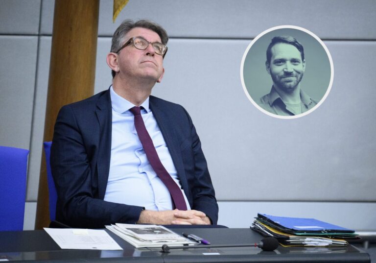 Wolfram Weimer (parteilos), Staatsminister für Kultur und Medien, sitzt bei der Debatte über die Klima- und Energiepolitik in der 59. Plenarsitzung der 21. Legislaturperiode im Deutschen Bundestag. Die Hauptthemen der heutigen Sitzung sind das Tariftreuegesetz, das Infrastruktur-Zukunftsgesetz, die Reform der privaten Altersvorsorge, die Änderung des Luftsicherheitsgesetzes und eine Aktuelle Stunde über die Beschäftigung von Verwandten bei der AfD. linkextrem Buchläden ausgeschlossen