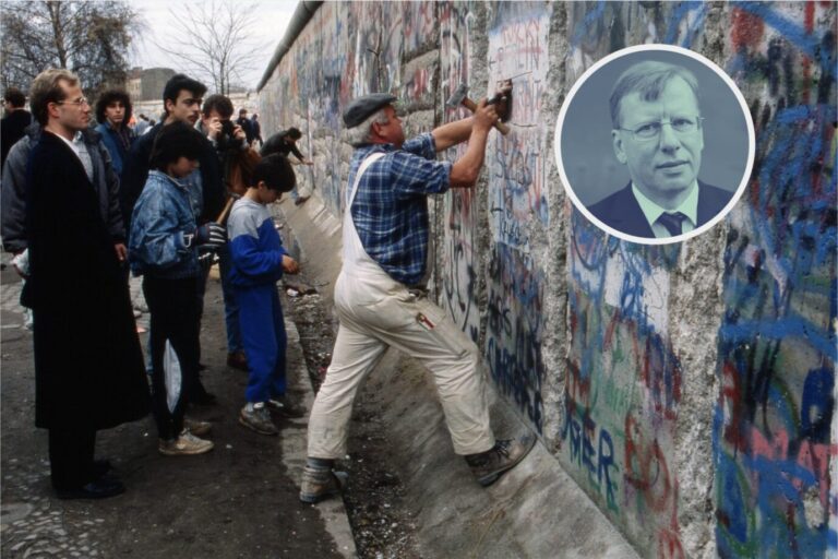 November 1989: Kurz nach dem Mauerfall brechen sich Schaulustige Stücke aus der Berliner Mauer – Symbolbild für die unzureichende Wiedervereinigung zwischen Osten und Westen