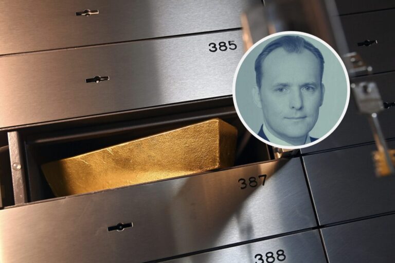 Nahaufnahme eines geöffneten Bankschließfachs aus Metall mit sichtbarer Fachnummer, darin liegt ein goldfarbener Barren; weitere Schließfächer sind im Hintergrund zu sehen; Bezug zum Rückgang der Gold- und Silberpreise. Goldbarren in einem Bankschließfach: fallende Preise trotz geopolitischer Spannungen. Foto: picture alliance / SvenSimon | Frank Hoermann / SVEN SIMON