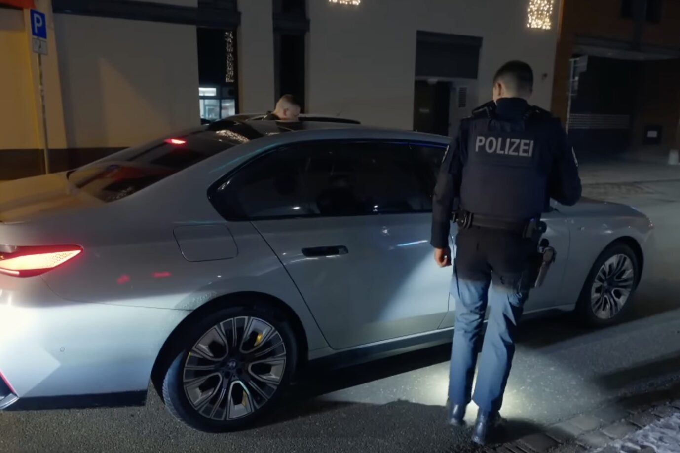 Polizisten inspizieren eine Luxuslimousine in Schwerin: Wem das Fahrzeug gehört, wird erst nach Tagen klar. (Themenbild)