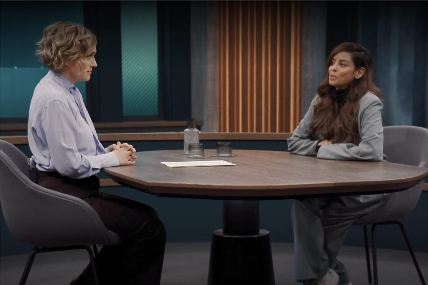 Links sitzt die Talkmasterin Caren Miosga, daneben Gast Collien Fernandes, beide sprechen über den Fall Fernandes und eine mögliche Klarnamenpflicht im Internet.