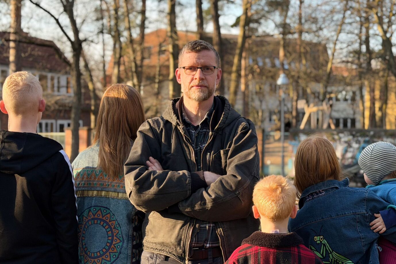 An einer Berliner Schule ist eine Biologielehrerin felsenfest überzeugt, dass sich ein Kind als Welpe identifizieren kann. Als eine Familie nachhakt, wirft die Schule ihre drei Kinder raus.