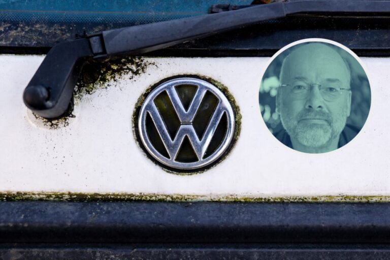 Ein verdrecktes VW-Logo am alten Golf (Symbolbild): Auch der Gewinn des Autoindustrie-Riesen bricht deutlich ein. (Themenbild)