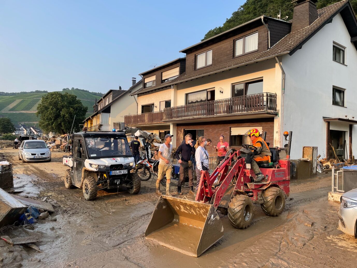 Das Bild zeigt Wiederaufbauten im Ahrtal.