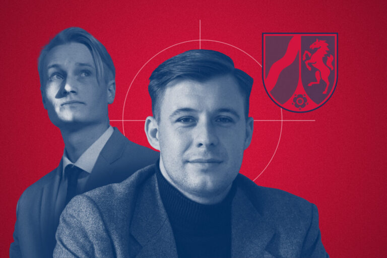 Vor einem roten Hintergrund sitzen der Landesvorsitzende der GD-NRW, Luca Hofrath und der GD-Bundesvorsitzende Jean-Pascal Hohm, beide gehören der Generation Deutschland an und wollen sich vom Verfassungsschutz nicht beirren lassen