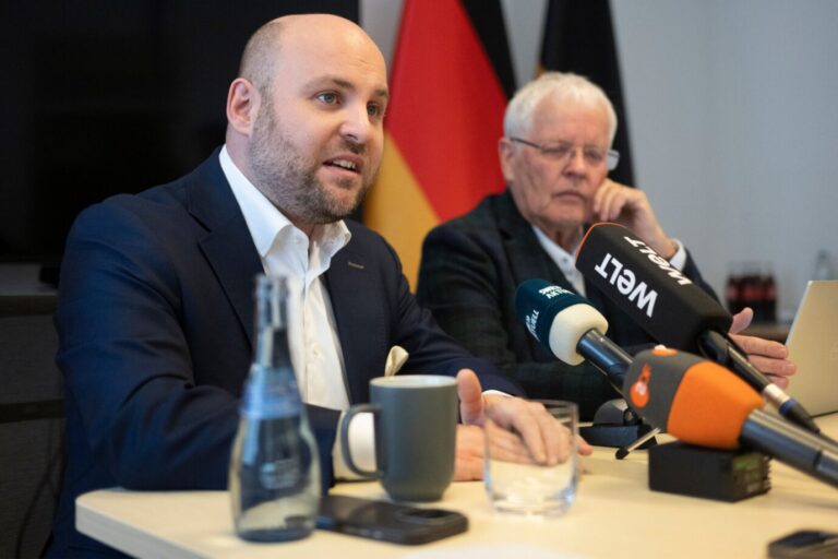 Das Bild zeigt Markus Frohnmaier und Emil Sänze von der AfD.