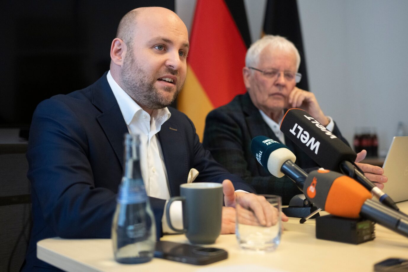 Das Bild zeigt Markus Frohnmaier und Emil Sänze von der AfD.