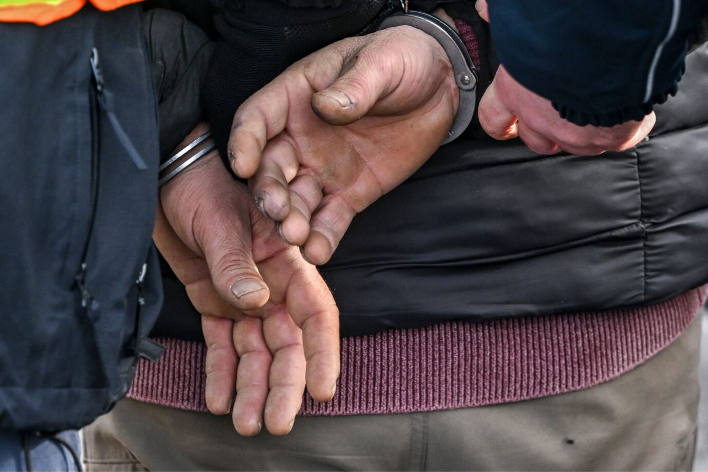 Das Bild zeigt Hände in Handschellen und es dient als Symbolbild für Ausländerkriminalität in Deutschland.