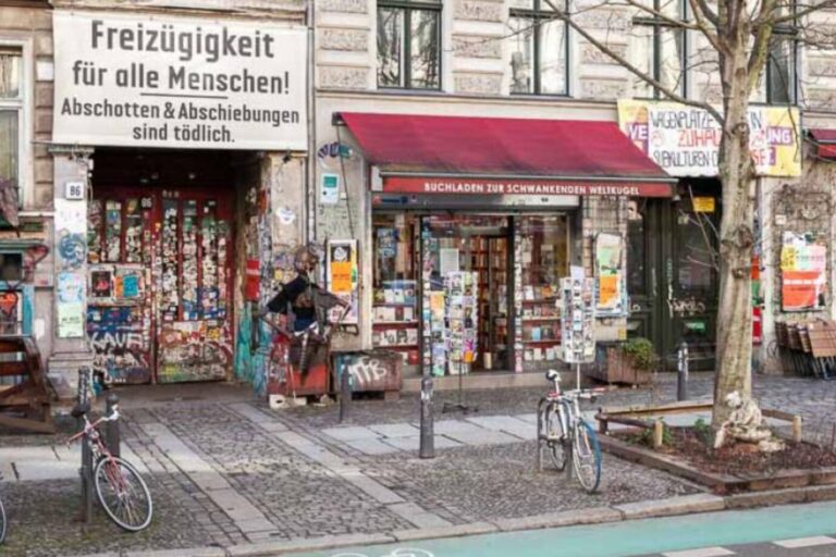 Das Bild zeigt einen linken Buchladen in Berlin. Linke Buchläden sind weitverbreitet in Deutschland.