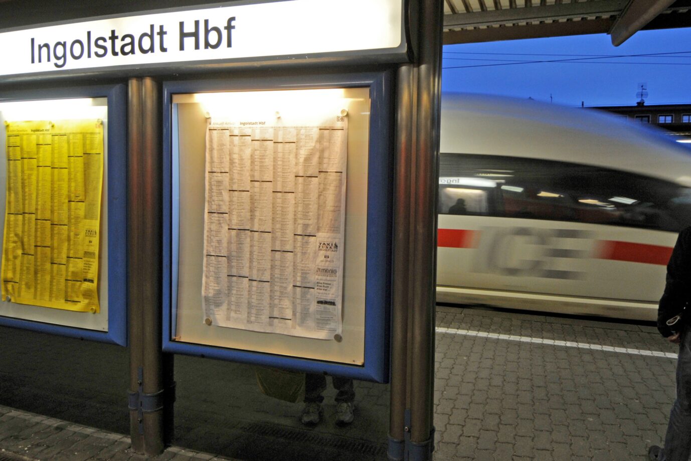 Das Bild zeigt den Hauptbahnhof von Ingolstadt. Gewalt am Bahnhof wird oft von Migranten verübt.