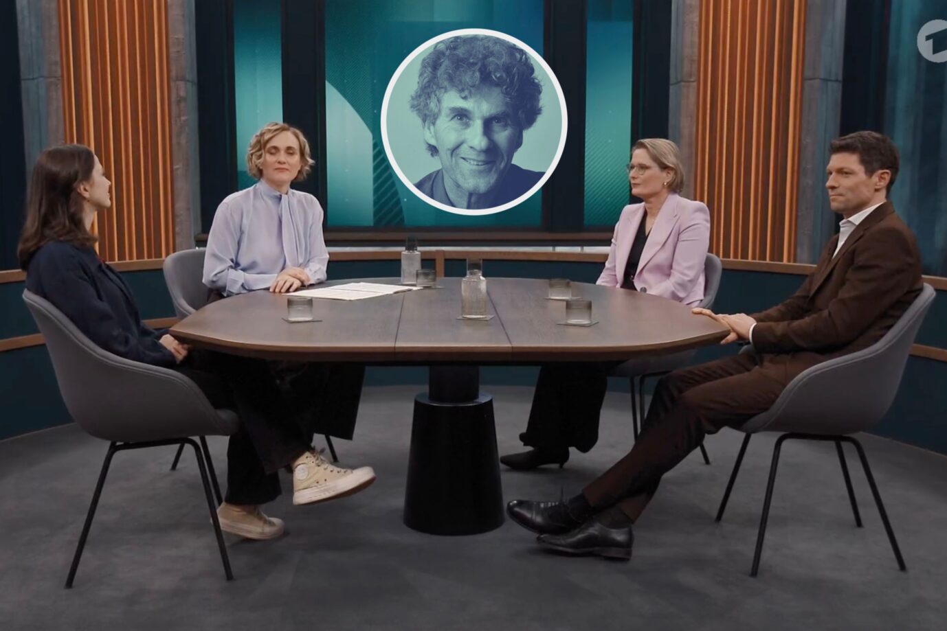 Das Bild zeigt die Gäste der gestrigen Sendung der ARD-Show „Caren Miosga“.