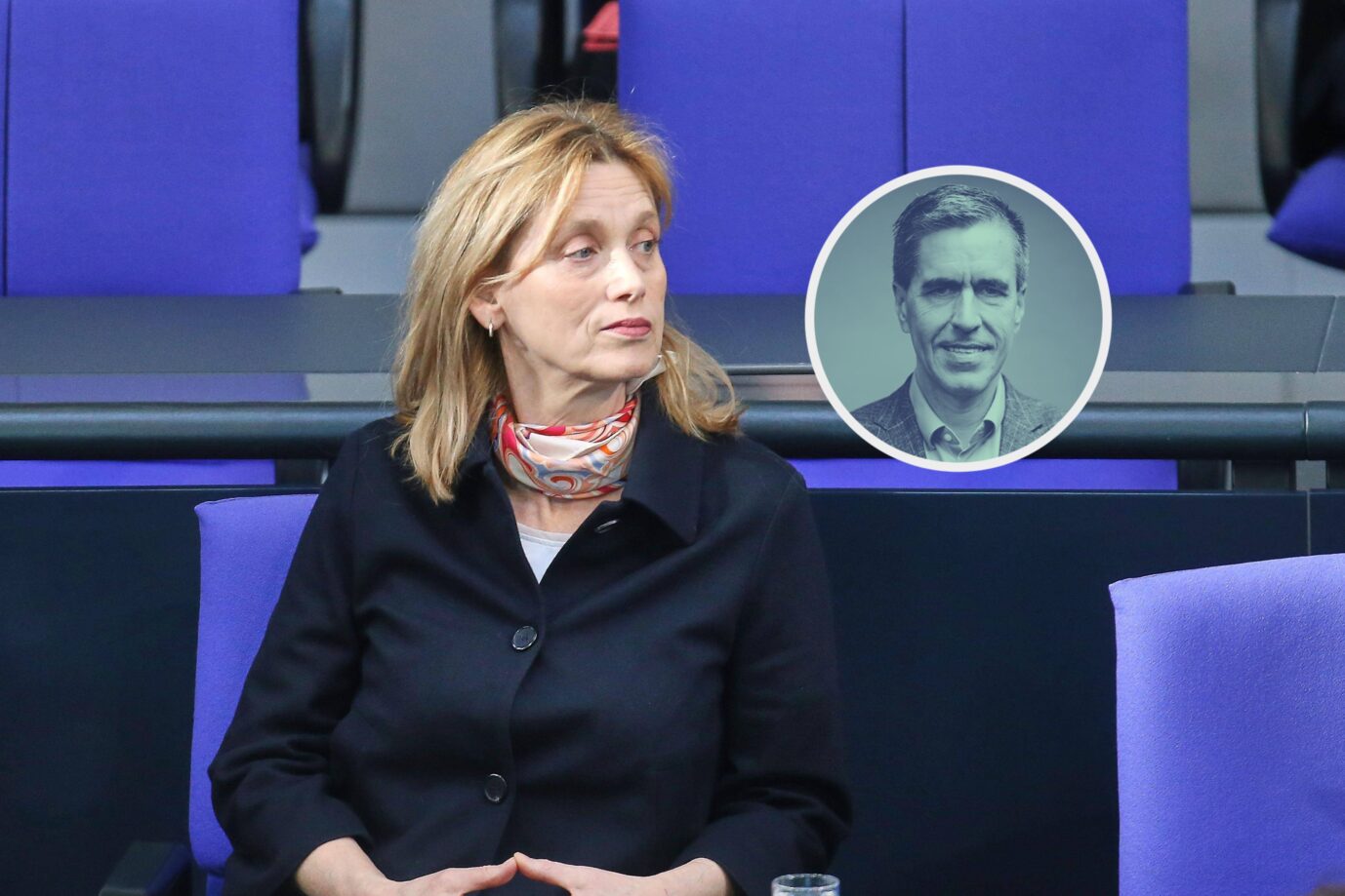 Blonde Frau sitzt in einem Plenarsaal auf einer Bank, vor ihr ein Mikrofon und ein Glas Wasser. Das Bild zeigt die CDU-Politikerin Karin Prien im Bundestag im Zusammenhang mit der Debatte um das Förderprogramm „Demokratie leben“. Bundesfamilienministerin Karin Prien (CDU) im Bundestag: Die Kürzungen bei der NGO-Förderung sind ein erster guter Schritt. Foto: IMAGO / dts Nachrichtenagentur