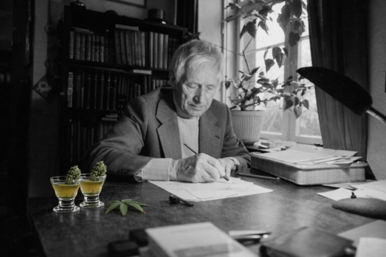 Symbolbild für konservative Argumente für eine Cannabis-Legalisierung: Der konservative Schriftsteller Ernst Jünger arbeitet an seinem Schreibtisch – vor ihm stehen Cannabis-Cocktails (Bildmontage)
