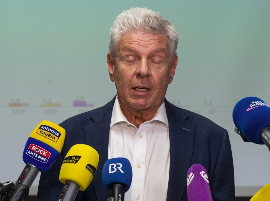 Dieter Reiter (SPD), amtierender Oberbürgermeister von München, gibt nach der vorläufigen Ergebnispräsentation für die Wahl zum Oberbürgermeister bei den Kommunalwahlen ein Statement. Foto: picture alliance/dpa | Peter Kneffel
