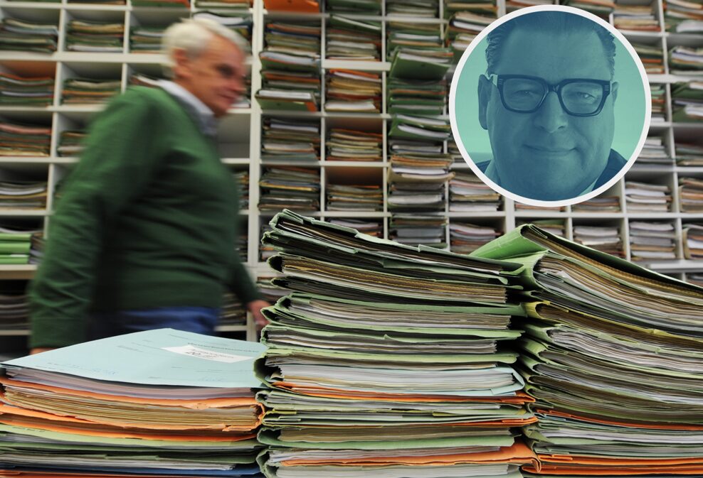 Deutschlands Behörden stecken noch im Papierzeitalter und versinken in Bürokratie.